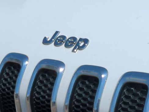 Used 2018 Jeep Cherokee Latitude Plus w/ Cold Weather Group FWD image 12
