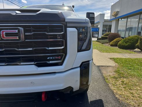 Used 2025 GMC Sierra 2500 AT4 image 10