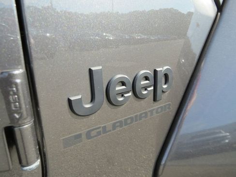 Used 2024 Jeep Gladiator Sport image 12