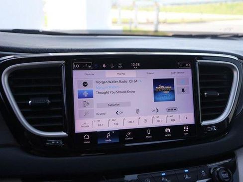 Used 2023 Chrysler Pacifica Touring-L FWD image 19