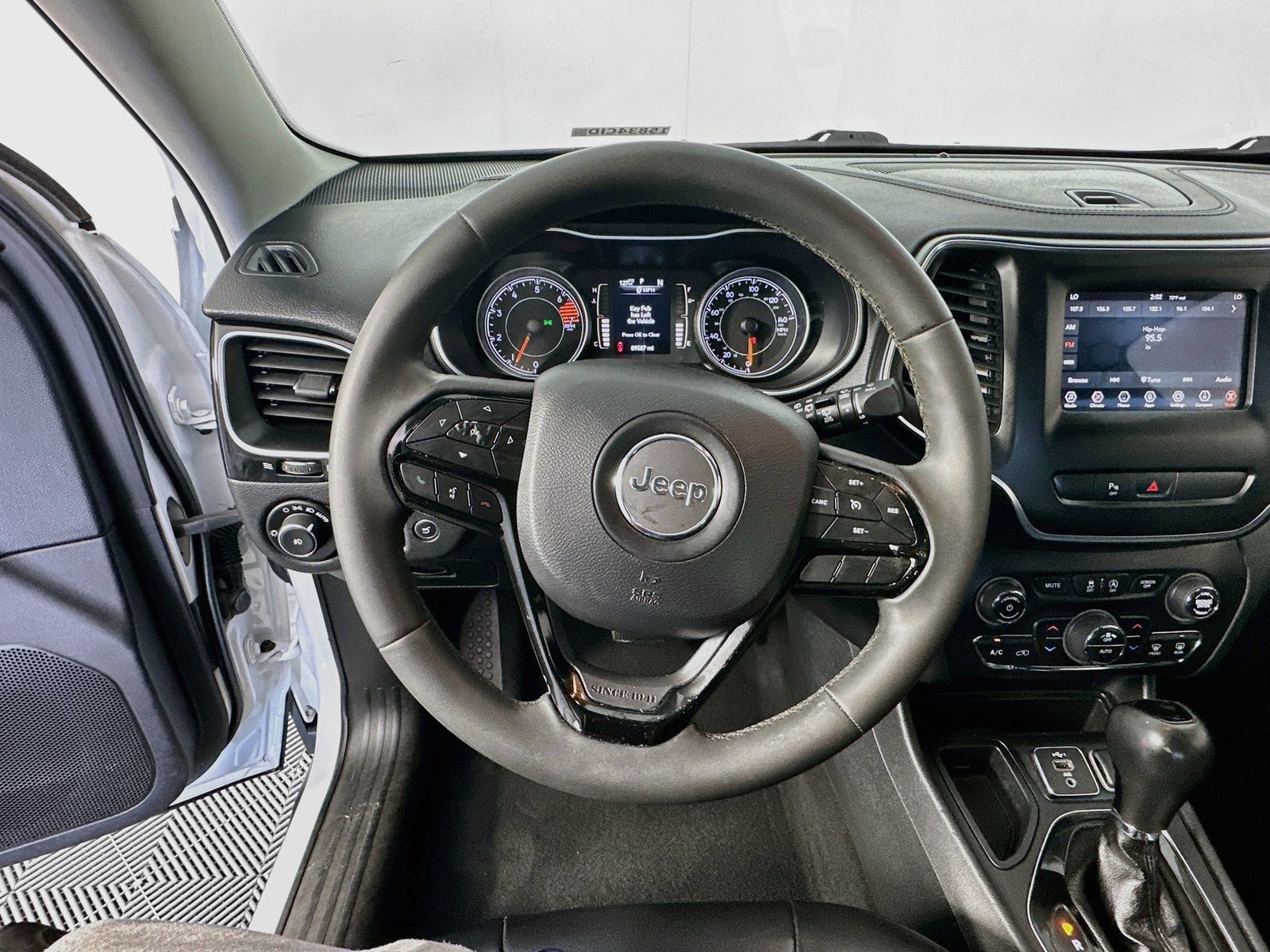 Used 2020 Jeep Cherokee Latitude Plus FWD image 11