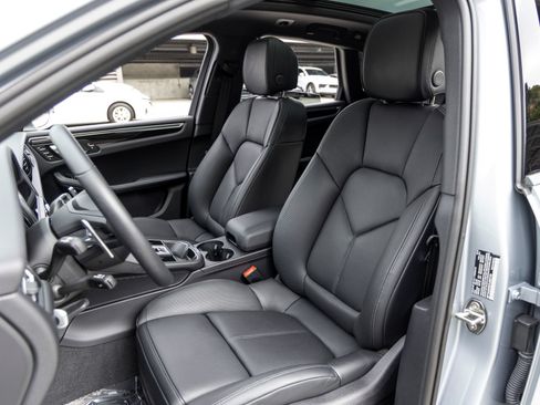 Certified 2026 Porsche Macan AWD/4WD image 5