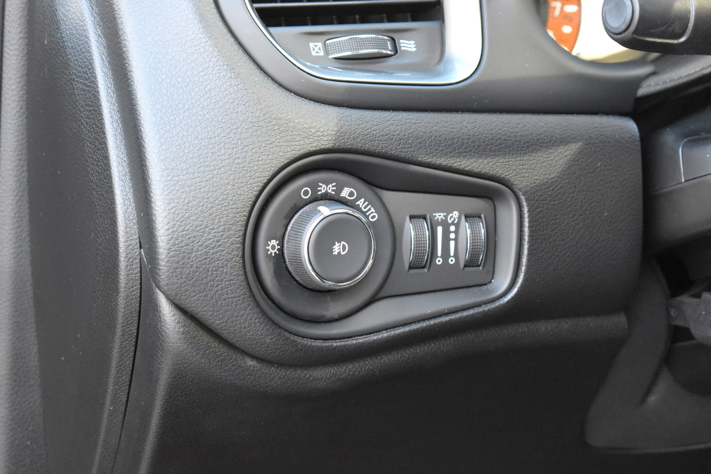 Used 2020 Jeep Renegade Limited w/ UConnect 8.4 Nav Group FWD image 18