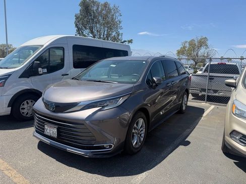 Used 2022 Toyota Sienna Limited AWD/4WD image 1
