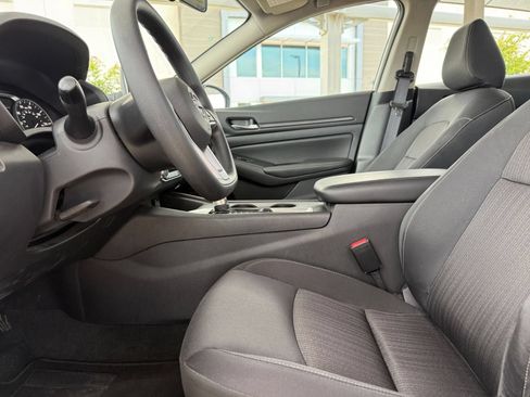 Used 2025 Nissan Altima 2.5 SV FWD image 27