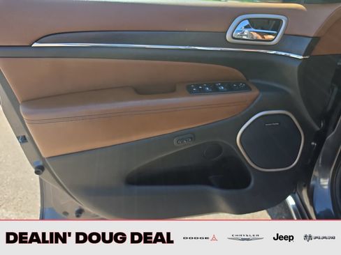 Used 2017 Jeep Grand Cherokee Summit w/ Platinum Series Group AWD/4WD image 11