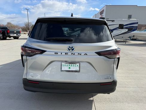 Used 2023 Toyota Sienna XLE image 4