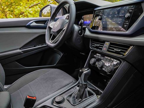 Used 2024 Volkswagen Taos SE image 26