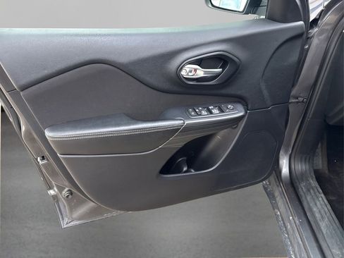 Used 2016 Jeep Cherokee Latitude w/ Cold Weather Group image 23