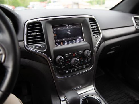 Used 2019 Jeep Grand Cherokee Laredo AWD/4WD image 14