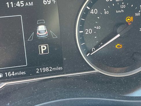 Used 2019 Nissan Kicks SR image 1