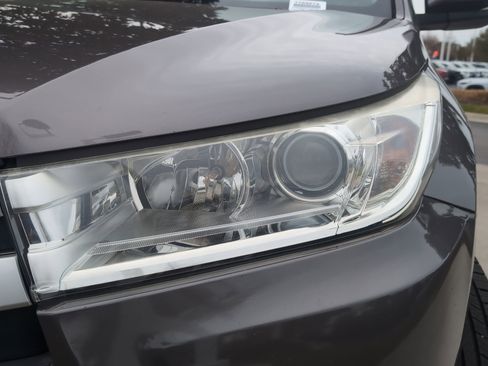 Used 2017 Toyota Highlander FWD V6 image 6