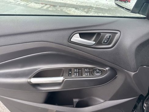 Used 2019 Ford Escape SE image 18