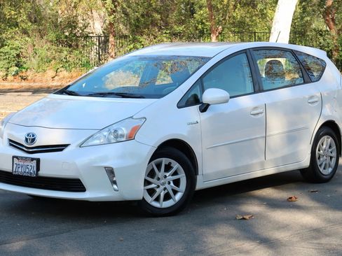 Used 2014 Toyota Prius V Two image 2