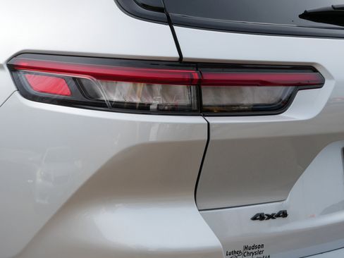 Used 2023 Jeep Grand Cherokee L Laredo image 17