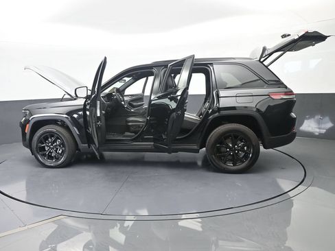 Used 2025 Jeep Grand Cherokee Altitude RWD image 75