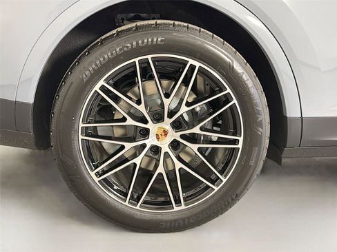Certified 2026 Porsche Cayenne AWD/4WD image 13