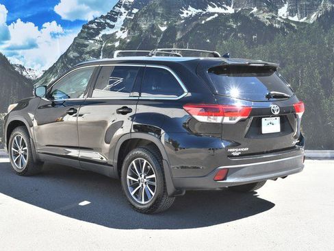 Used 2019 Toyota Highlander XLE w/ Carpet Mat Package (TMS) image 9