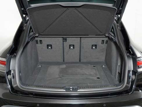 Certified 2023 Porsche Macan AWD/4WD image 41