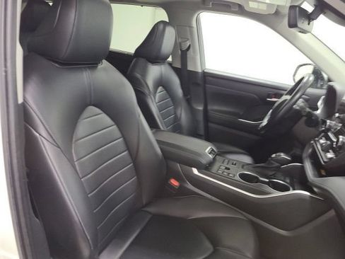 Used 2023 Toyota Highlander XLE AWD/4WD image 17