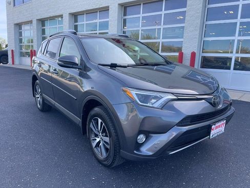 Used 2018 Toyota RAV4 XLE AWD/4WD image 2