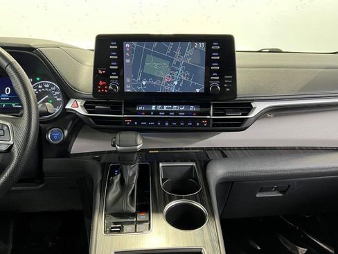 Used 2023 Toyota Sienna Limited image 22