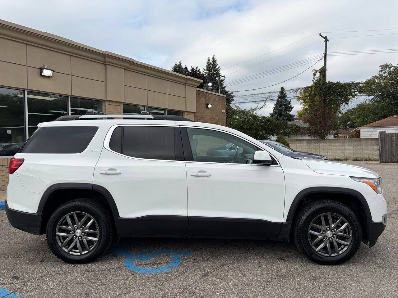 Used 2017 GMC Acadia SLT AWD/4WD image 4