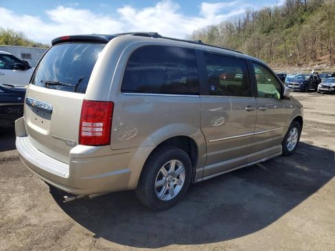 Used 2009 Chrysler Town & Country Touring w/ Family Value Group FWD image 5