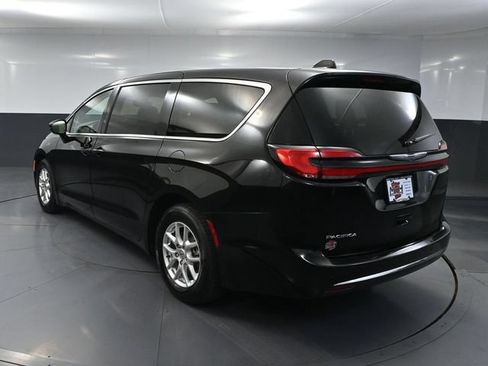 Used 2024 Chrysler Pacifica Touring-L FWD image 8