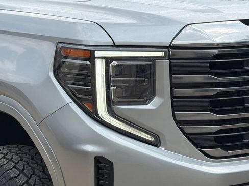 Used 2023 GMC Sierra 1500 AT4 w/ Technology Package AWD/4WD image 4