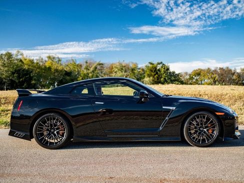 Used 2020 Nissan GT-R Premium w/ Premium Interior Package image 11