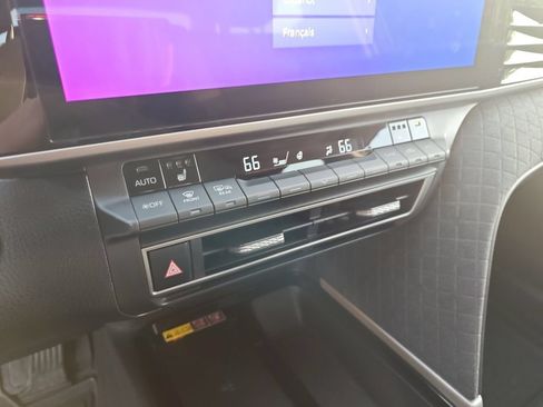 Used 2025 Toyota Camry XLE AWD/4WD image 11
