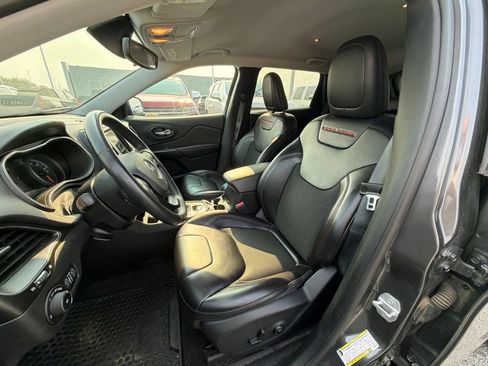Used 2019 Jeep Cherokee Trailhawk w/ Cold Weather Group AWD/4WD image 10