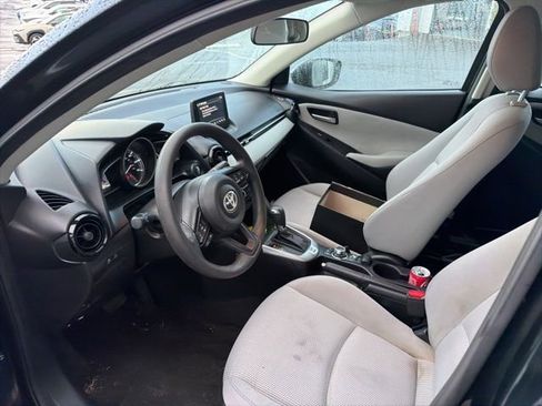 Used 2019 Toyota Yaris L image 4
