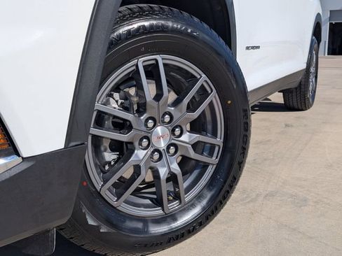 Used 2025 GMC Acadia Elevation image 2