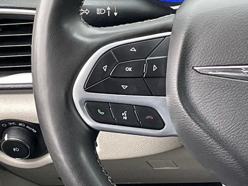 Used 2023 Chrysler Pacifica Touring-L FWD image 12