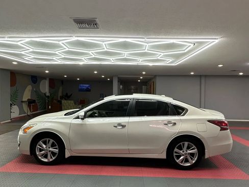 Used 2015 Nissan Altima 2.5 SV w/ Convenience Package FWD image 3