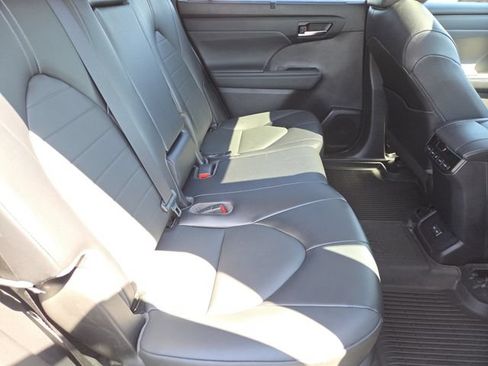 Used 2022 Toyota Highlander XLE AWD/4WD image 30