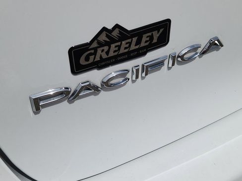 Certified 2025 Chrysler Pacifica Select image 13