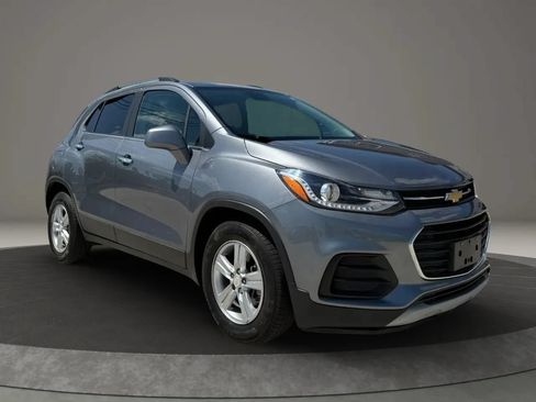 Used 2020 Chevrolet Trax LT w/ LT Convenience Package FWD image 1