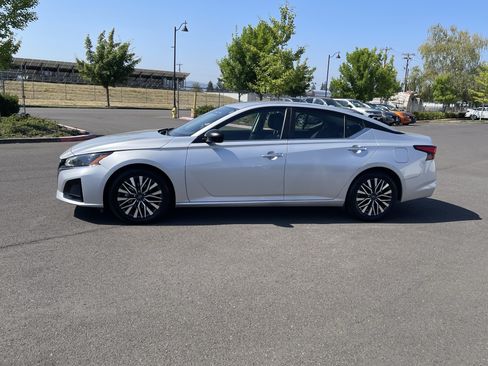 Used 2024 Nissan Altima 2.5 SV FWD image 2
