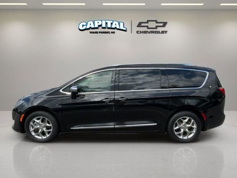 Used 2018 Chrysler Pacifica Limited image 2