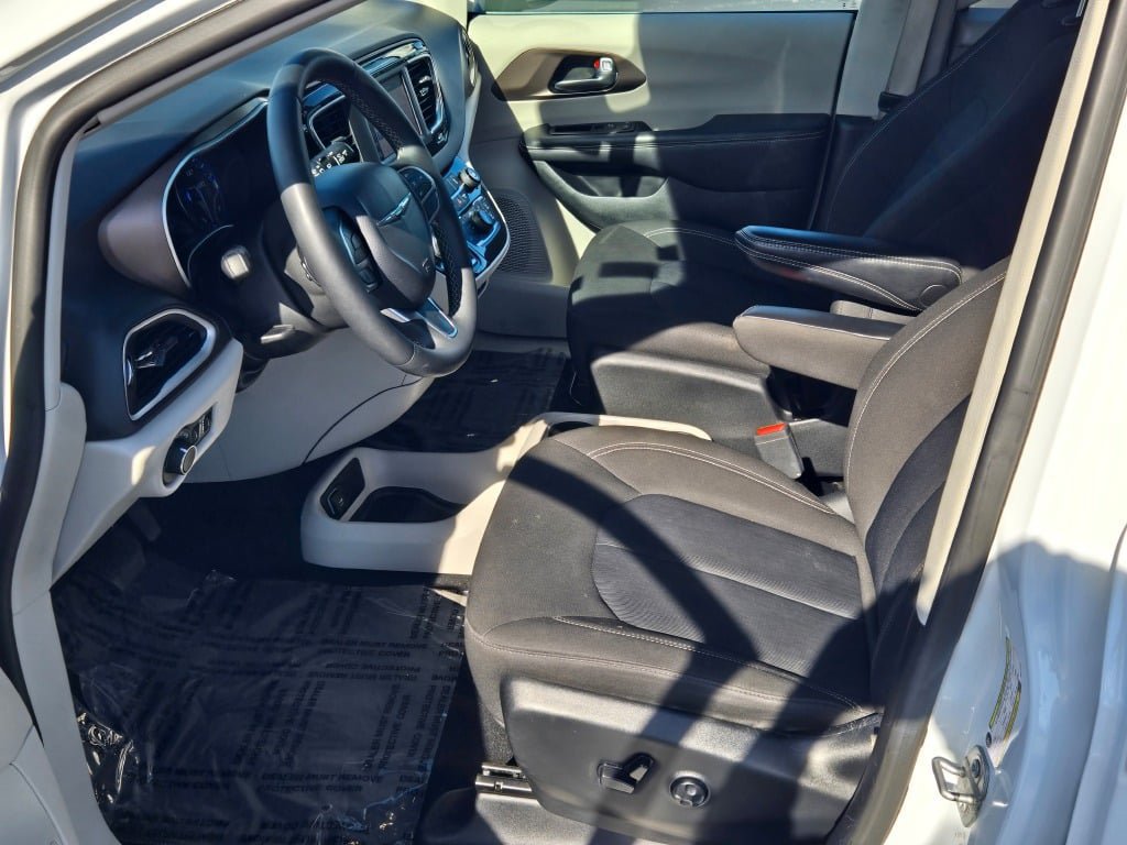Used 2024 Chrysler Voyager LX FWD image 19