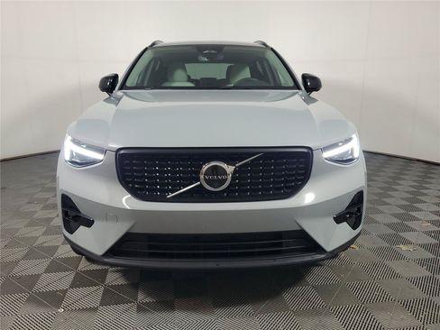 Certified 2026 Volvo XC40 B5 Plus AWD/4WD image 2