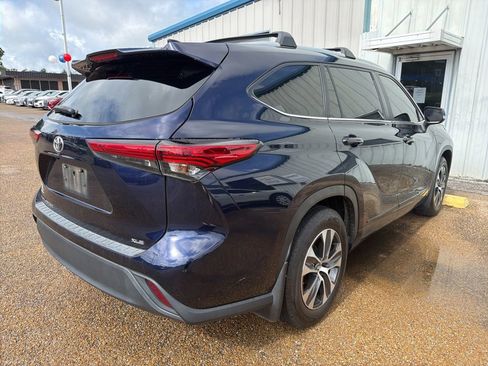 Used 2023 Toyota Highlander XLE FWD image 3