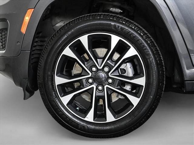 Used 2021 Jeep Grand Cherokee L Overland w/ Luxury Tech Group IV AWD/4WD image 25