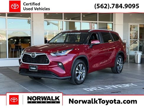 Certified 2023 Toyota Highlander XLE image 1