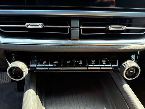 Used 2024 Chevrolet Equinox EV LT image 11