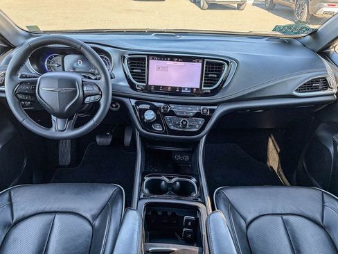 Used 2025 Chrysler Pacifica Premium image 16