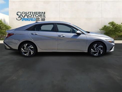 Used 2025 Hyundai Elantra SEL FWD image 6